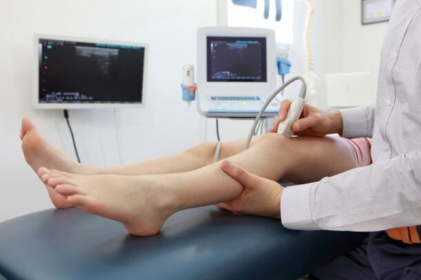 преглед на нозете пред операција за проширени вени